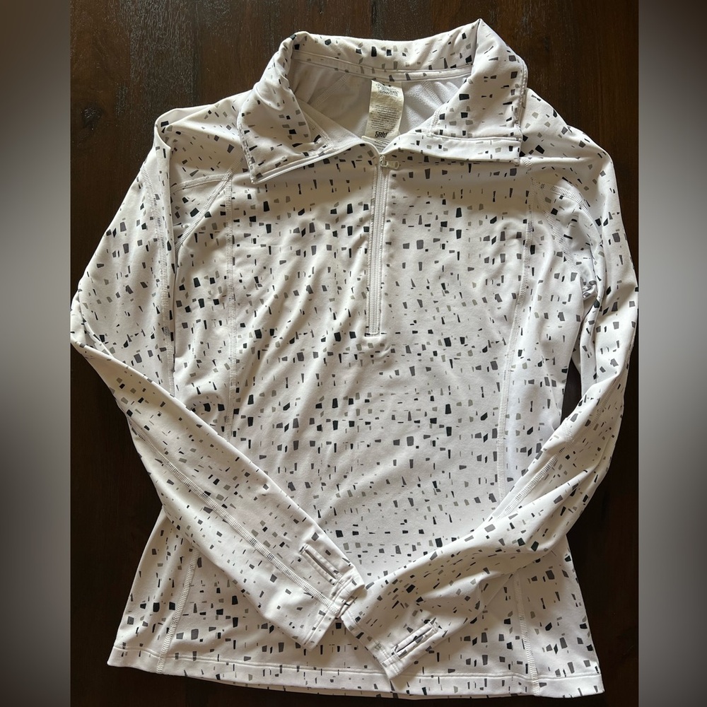 Under Armour size Medium white athletic pullover with thumb holes